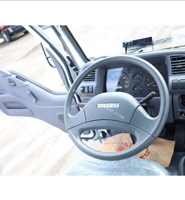 Isuzu 100p Japonia Marka Ciężarówka podwozie z 4,1 metra długości chłodnicy z THERMO KING chłodnicy RV380V 4X2 Mini 3tons 2 Ton Freezer Chłodnicy