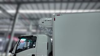 Agregat chłodniczy T-1180Pro THERMO KING zamontowany na ciężarówce QINGLING ISUZU 700P Instalacja Eff